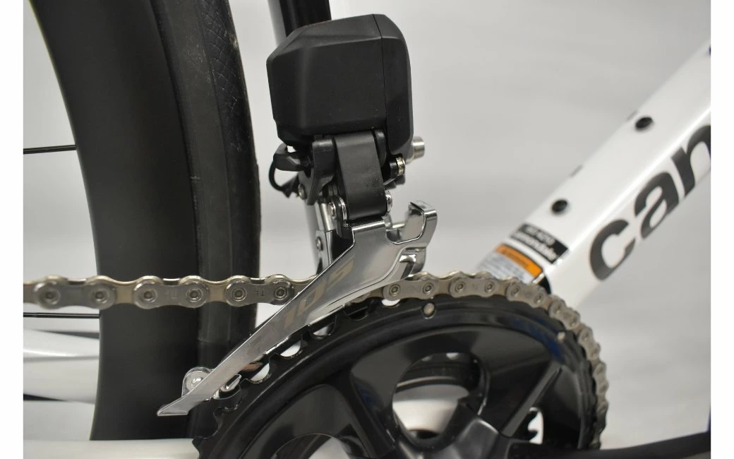 Vélo Route CANNONDALE SuperSix EVO Carbon Disc 105 Di2 Blanc/Noir - 2023 6 Vélo Route CANNONDALE SuperSix EVO Carbon Disc 105 Di2 Blanc/Noir - 2023 – Image 6